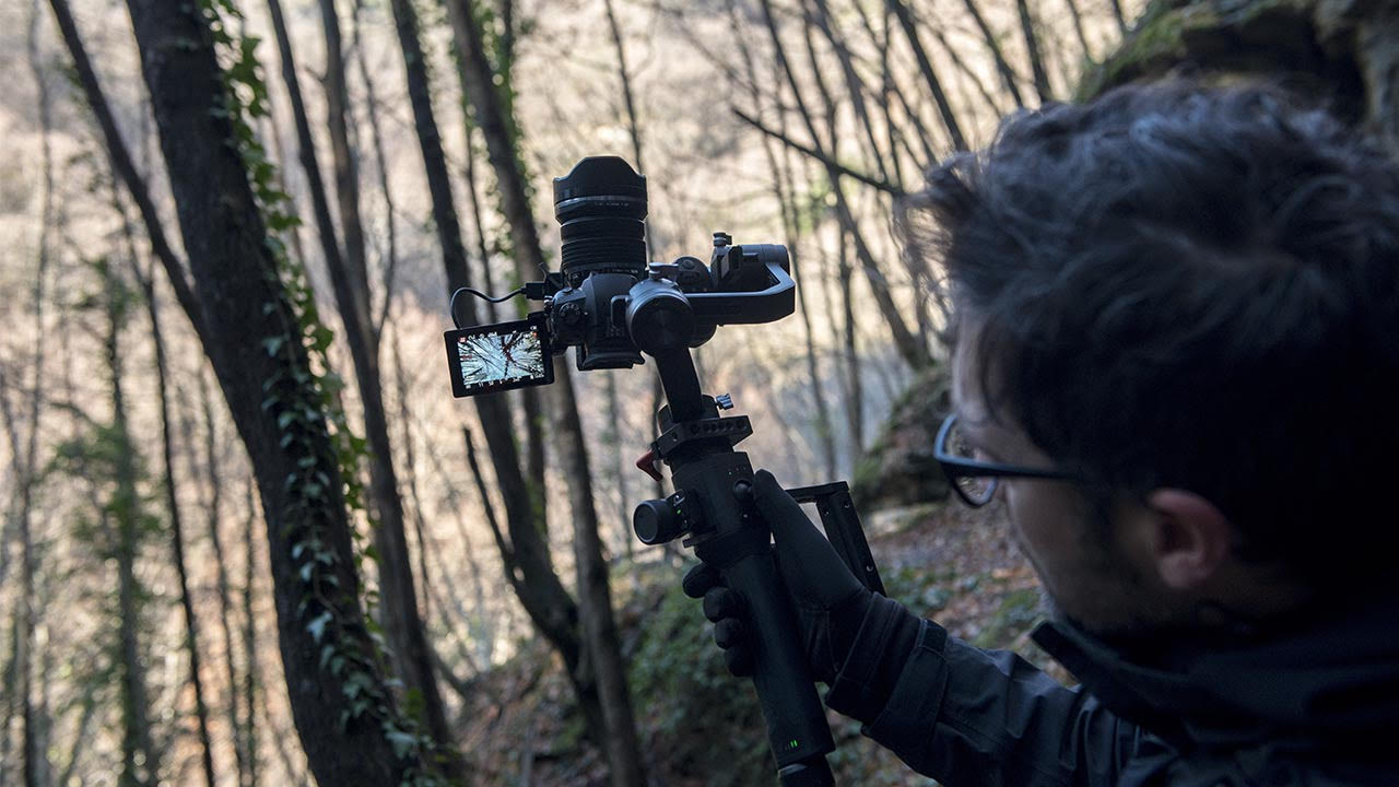 ragazzo con telecamera in montagna