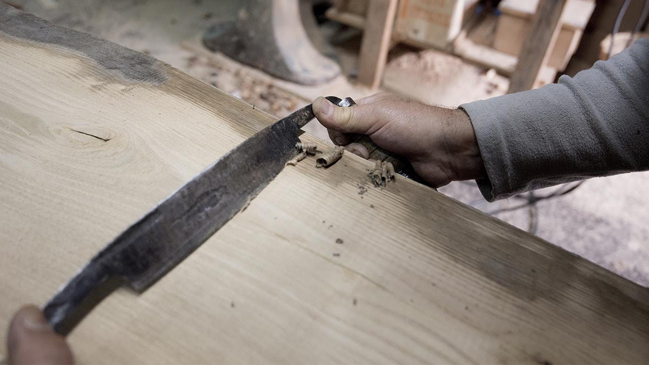 mani che lavorano con coltello